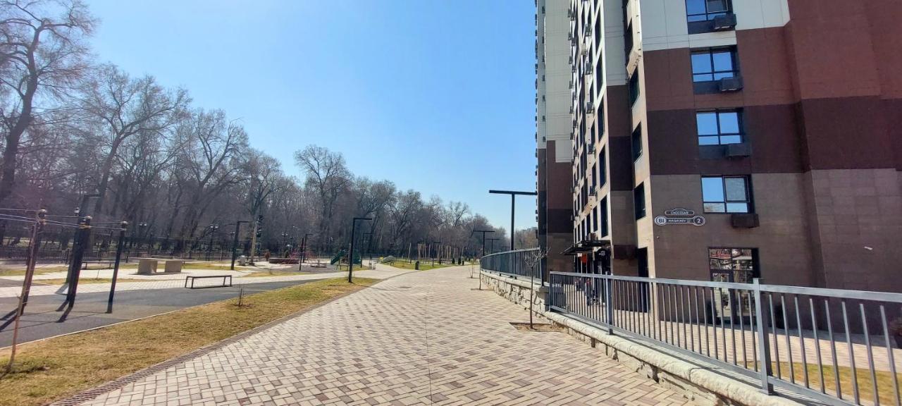 Уютная Стильная Квартира Возле Центрального Парка Горького! Apartment Almaty Luaran gambar